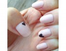 Manicure rosa chiaro con dettagli romantici
