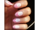 Nail art con cuori sui toni del rosa