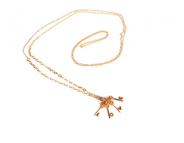 Collana dorata con ciondolo a scritta “love”