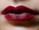 Finitura satinata per le labbra color borgogna
