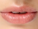 Finitura satinata per le labbra rosa tenui