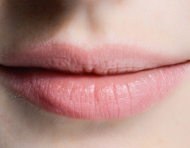 Labbra al naturale grazie al rossetto rosa tenue