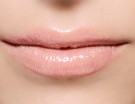 Finitura lucida per le labbra color nude