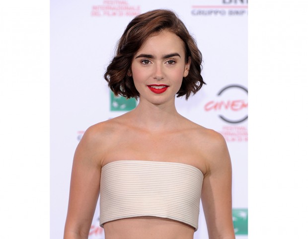 Per sfoggiare un wavy bob perfetto come quello di Lily coccola i tuoi capelli con creme, oli o sieri nutrienti