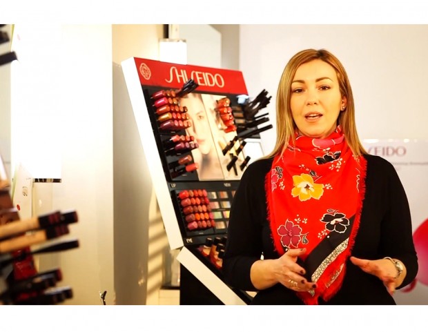 Ilenia alle prese con il trucco per mamme multitasking