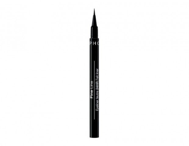 Realizza le linee con un eyeliner dal tratto preciso