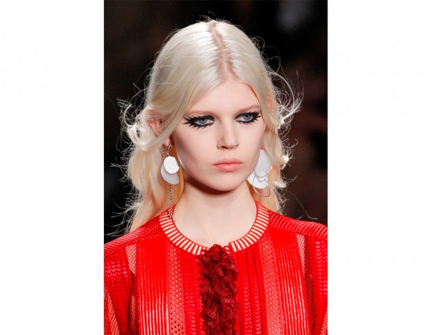 Make up definito con linee grafiche che ricalcano l’effetto ciglia finte