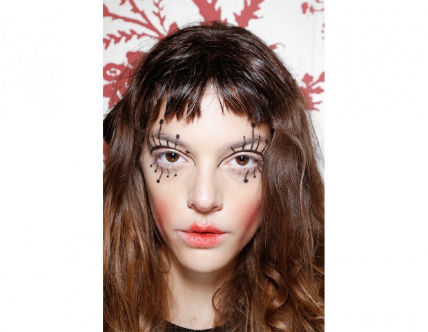 Con l’eyeliner nero potrai realizzare i motivi decorativi che più ti ispirano