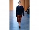 Gonna di pelle e maxi-pull (Derek Lam)