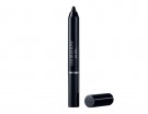 Per realizzare une linea di eyeliner spessa e di tendenza