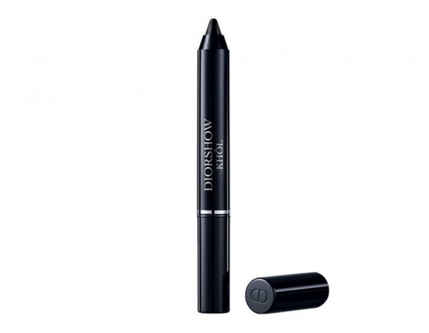 Per realizzare une linea di eyeliner spessa e di tendenza