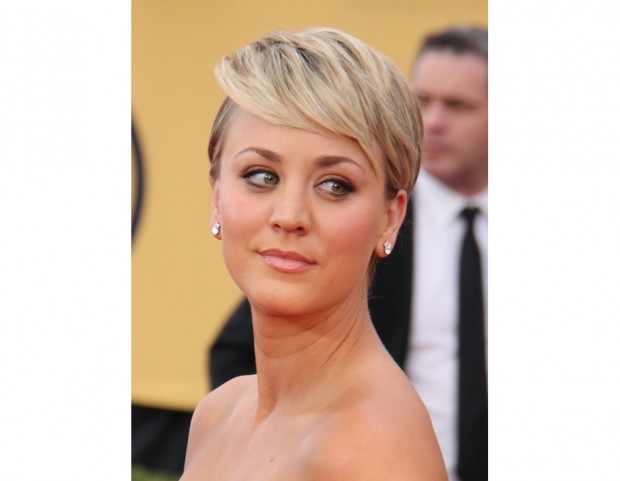 Kaley Cuoco: pixie cut con ciuffo laterale