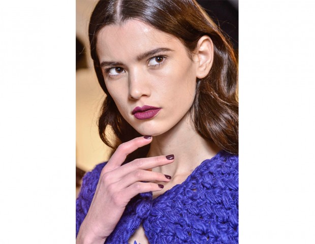 Unghie borgogna abbinate al rossetto