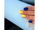 Manicure nei toni del blu e del giallo