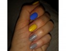 Giallo, blu e argento per la manicure
