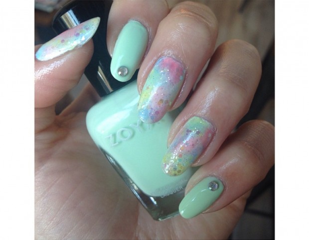 Manicure pastello con punti luce