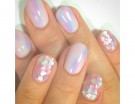 Strass a cuore per la manicure pastello