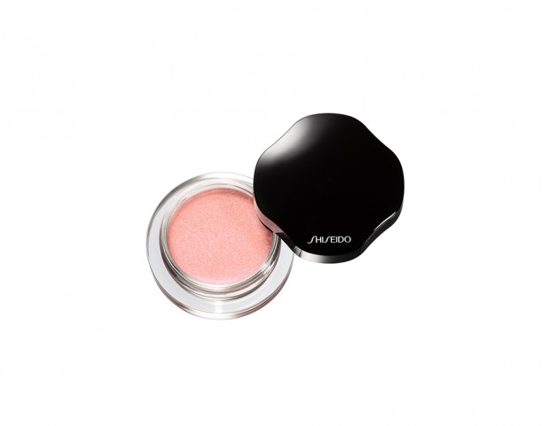 Applica un ombretto in crema che riflette la luce per un make up trendy e d elegante Applica un ombretto in crema che riflette la luce per un make up trendy e d elegante