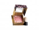Sfuma un blush rosa effetto colorito radioso sulle gote