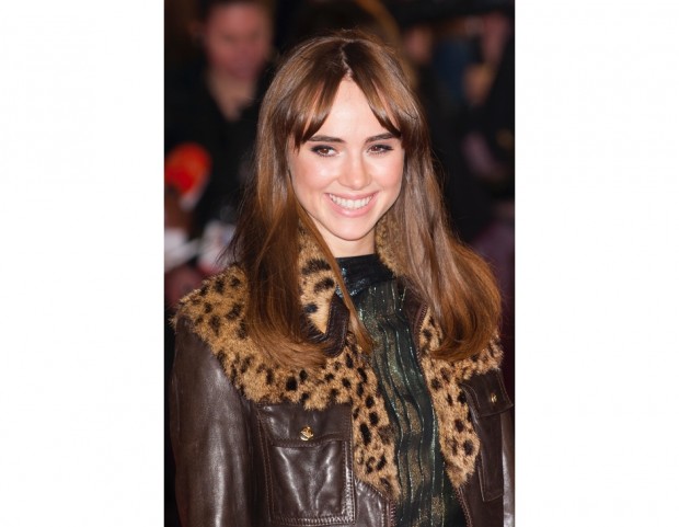 Suki Waterhouse in versione castana con riflessi ramati