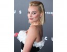 Caschetto lungo e biondo per Margot Robbie