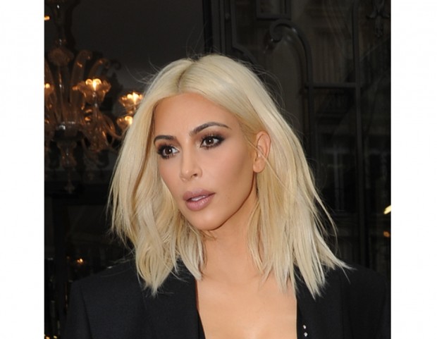 Kim Kardashian con i capelli biondo platino