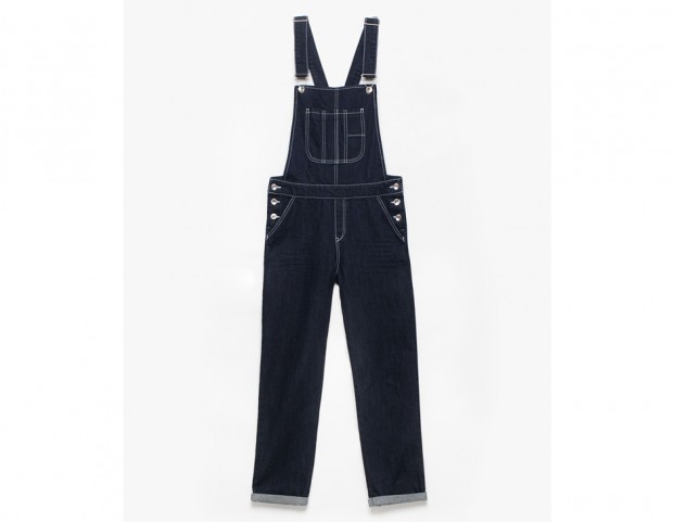 In denim scuro con bottoni a contrasto