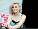 Perrie Edwards: taglio corto con effetto mosso dal colore grigio