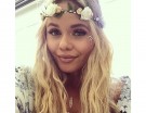 Make up sofisticato e tiara di fiori bianchi per la modella australiana – TuSì