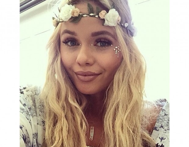 Make up sofisticato e tiara di fiori bianchi per la modella australiana – TuSì