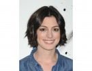 Anne Hathaway: caschetto corto sfilato con riga centrale