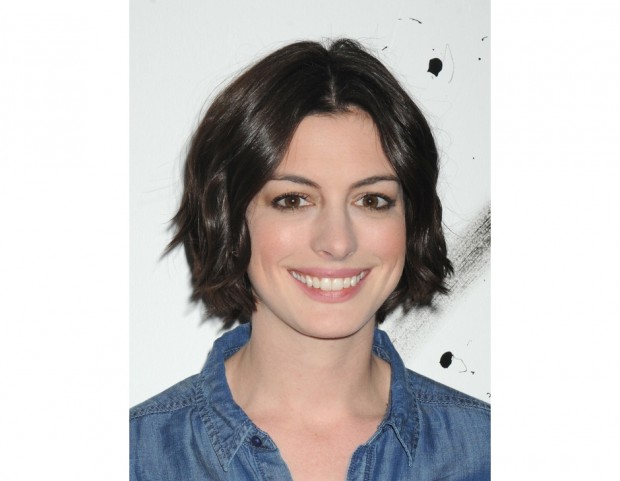 Anne Hathaway: caschetto corto sfilato con riga centrale