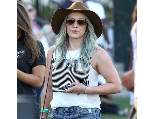 Hilary, non siamo proprio convinte che i capelli da fata turchina ti donino! TuNo