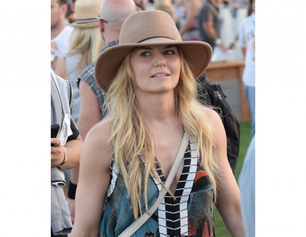 Jennifer, va bene lo stile boho-chic però un velo di trucco forse ci stava! TuNo