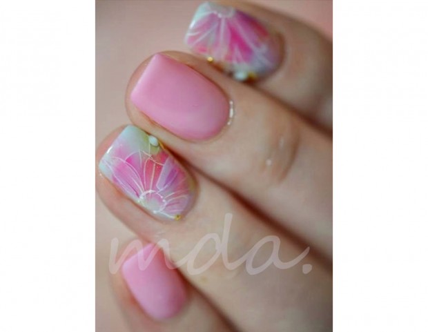 Indice e medio decorati con fiori