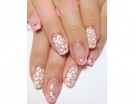 Manicure rosa antico e fiorellini bianchi