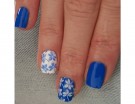 Manicure blu, fiori bianchi e anulare con sfondi bianco