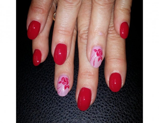 Manicure floreale rossa e rosa