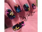 Manicure nera con fiori fluo