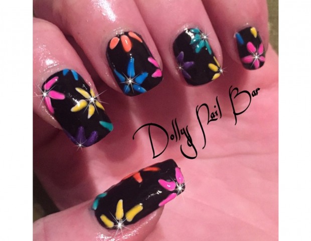 Manicure nera con fiori fluo