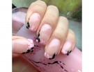 Manicure trasparente con fiori rosa e neri a mo’ di french