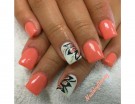 Manicure corallo e anulari con fiori tropicali su sfondo bianco