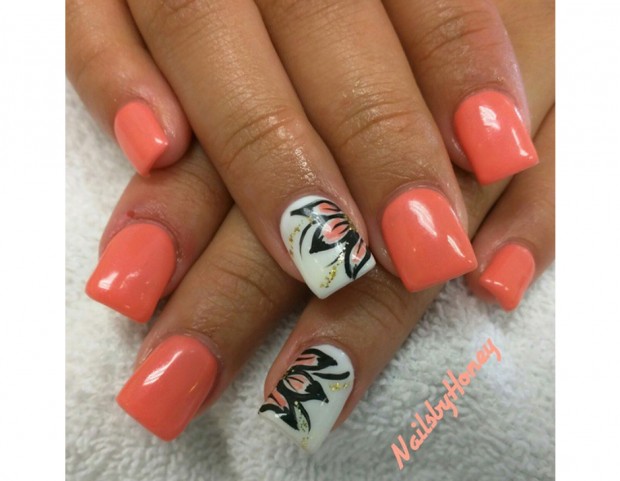 Manicure corallo e anulari con fiori tropicali su sfondo bianco