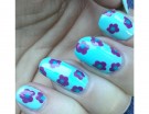 Manicure ciano con fiori viola