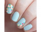 Manicure celeste con fiori pastello