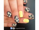 Fiori bianchi su sfondo nero con anulari a pois