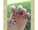 Manicure nera, bianca e gialla