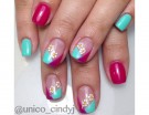 Nail art turchese e magenta con fiori