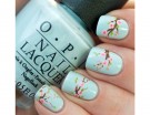 Bellissima manicure ciano con fiori rosa