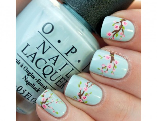 Bellissima manicure ciano con fiori rosa